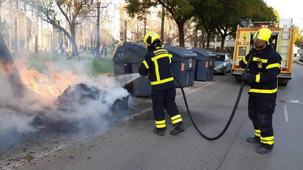 Bomberos extinguiendo el incendio en la zona de Chap&iacute;n.  - Bomberos