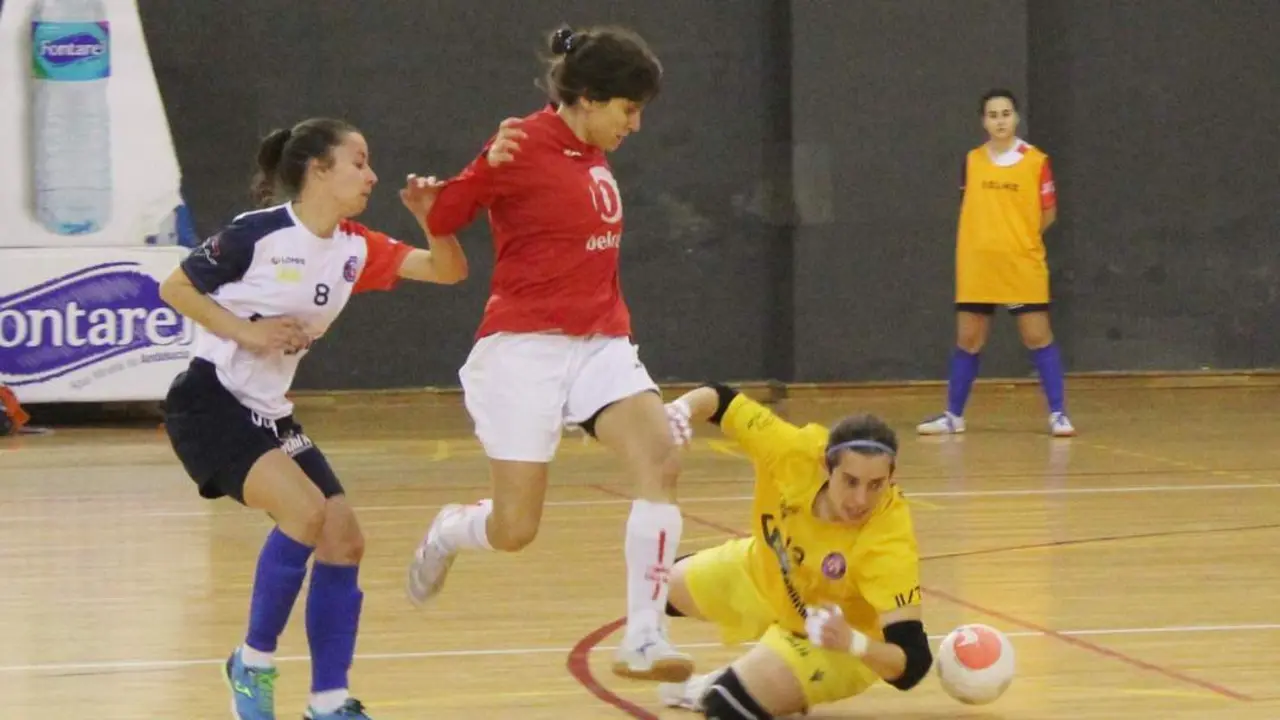 Buena ocasi&oacute;n de gol de Clara en el partido disputado ante el Dos Hermanas - Ra&uacute;l J. Bustillos