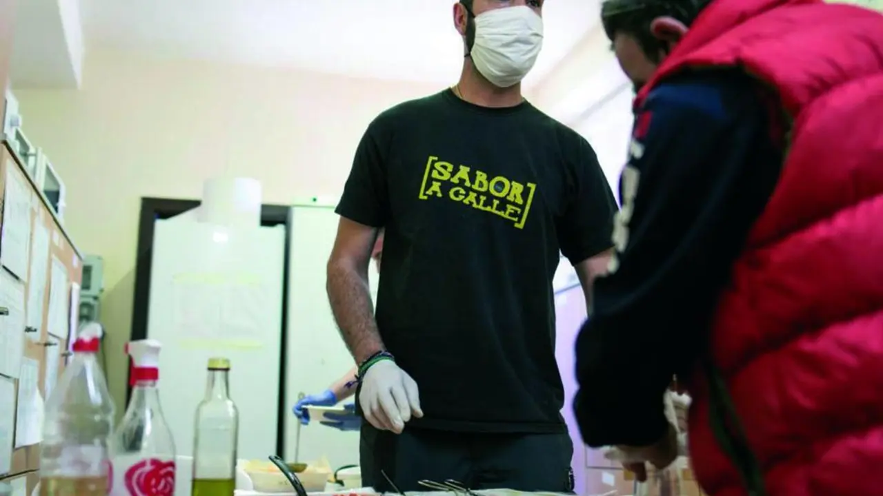 Un voluntario durante el turno de comidas en Elcano, en C&aacute;diz, donde se confinaron personas sin hogar.  - A. I.