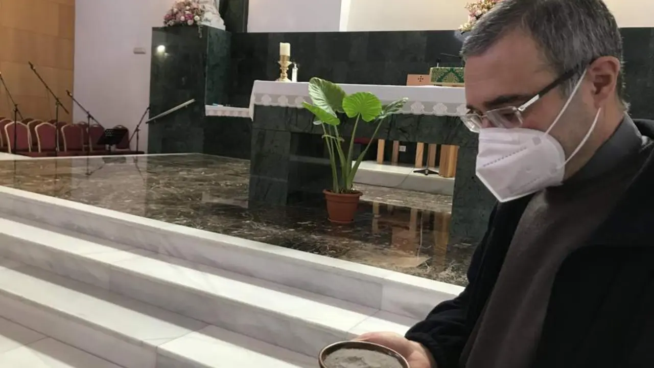 Diego Coca, p&aacute;rroco de Santa Rafaela Mar&iacute;a (C&oacute;rdoba), sujeta un cuenco con las cenizas que impondr&aacute; este Mi&eacute;rcoles de Ceniza. - Pablo Mansilla