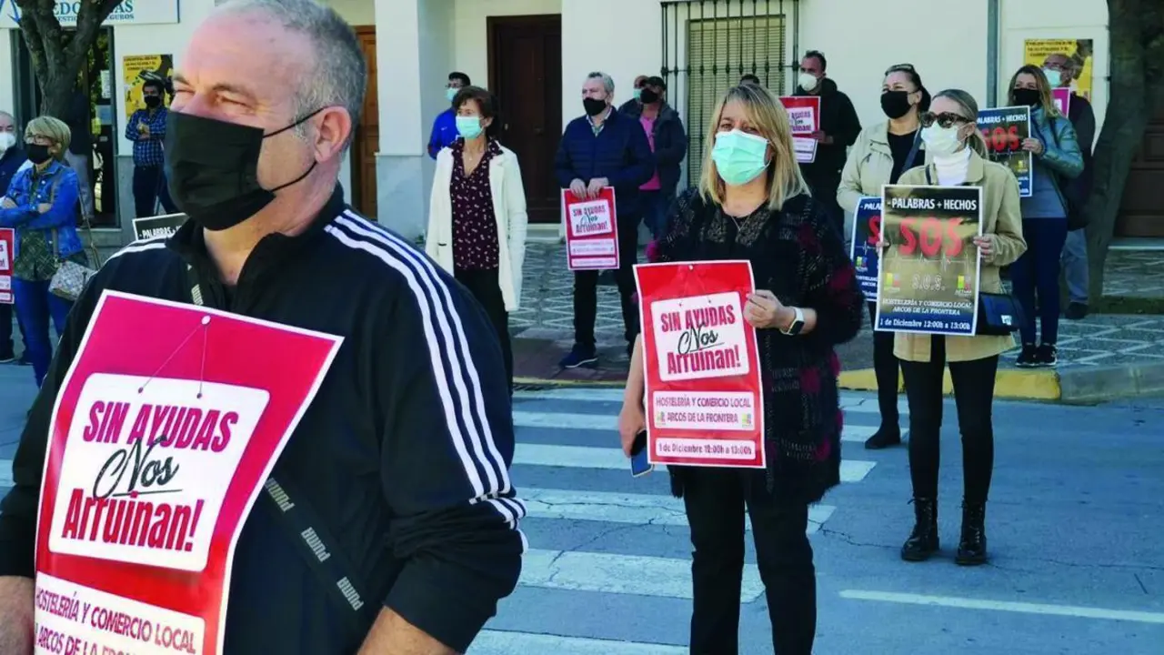 Concentraci&oacute;n de hosteleros y comerciantes de Arcos para reclamar ayudas ante el cierre obligado por los rebrotes de Covid.  - Mac&iacute;as