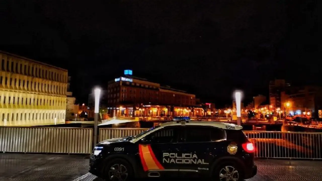 Patrulla de la Polic&iacute;a Nacional por la noche en M&aacute;laga. - CNP