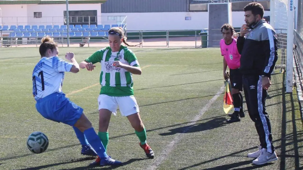 Baldo observa como Cala intenta marcharse de una jugadora visitante - Ra&uacute;l J. Bustillos