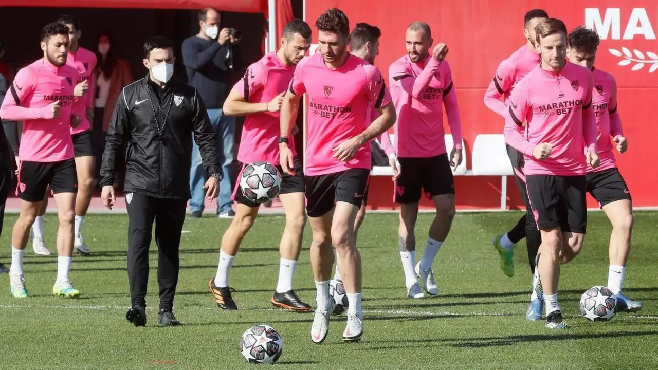 Varios jugadores del Sevilla entrenan ante el partido de Champions League contra el Borussia Dortmund. - efe