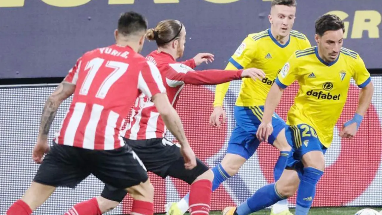 Salvi -el segundo por la derecha- en una acci&oacute;n del partido - La Liga Santander
