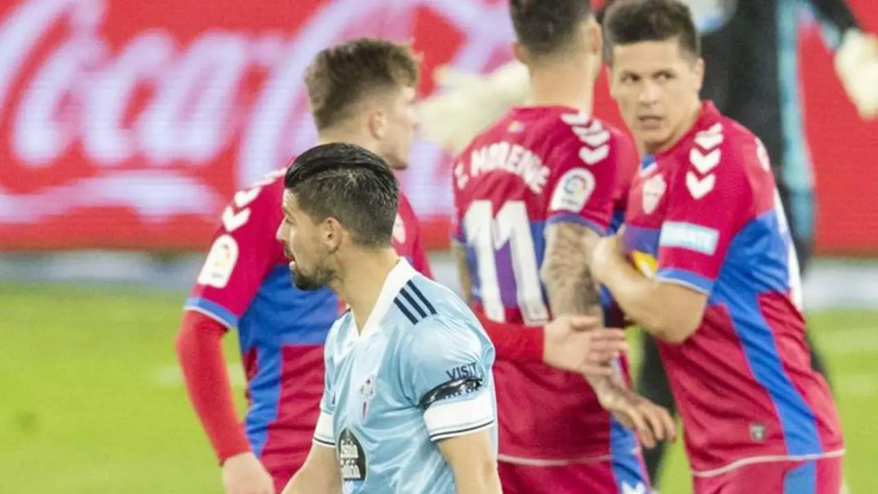 Nolito delante de tres jugadores del Elche tras subir el 2-1 al marcador - La Liga Santander