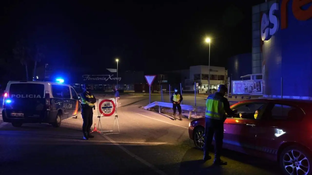 Uno de los primeros controles nocturnos en Jerez el pasado octubre.  - Cristo Garc&iacute;a 