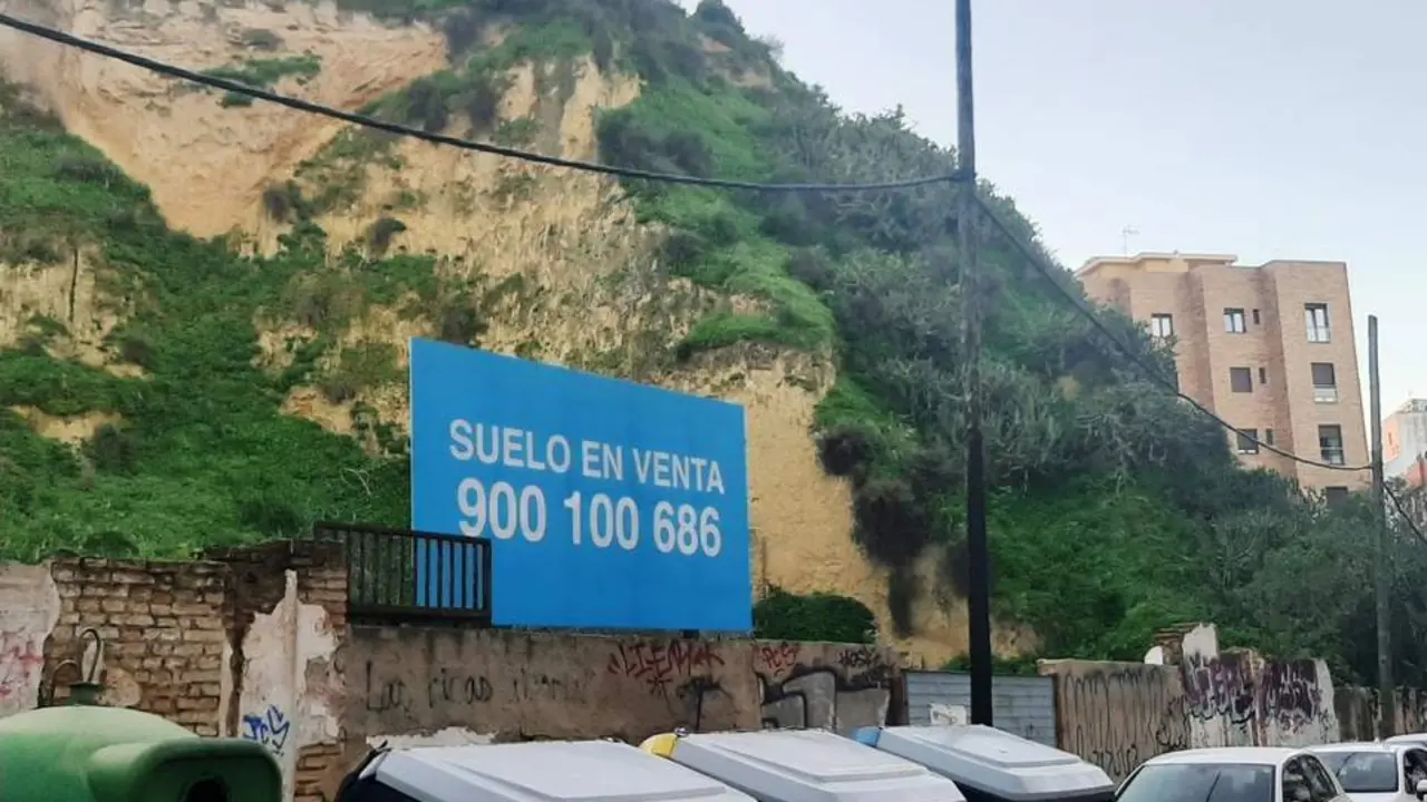Valla publicitaria en el cabezo de San Pedro. - VH