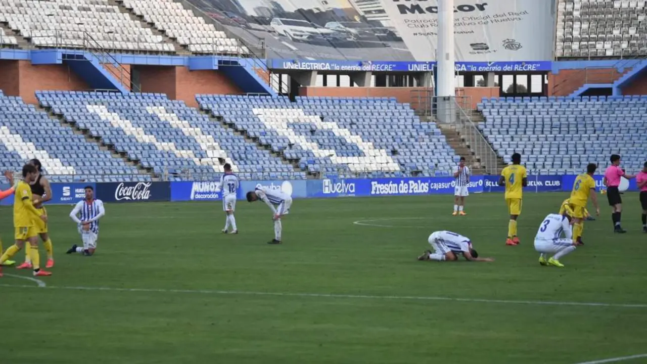 Cabezas agachadas tras perder contra el C&aacute;diz B. - TENOR