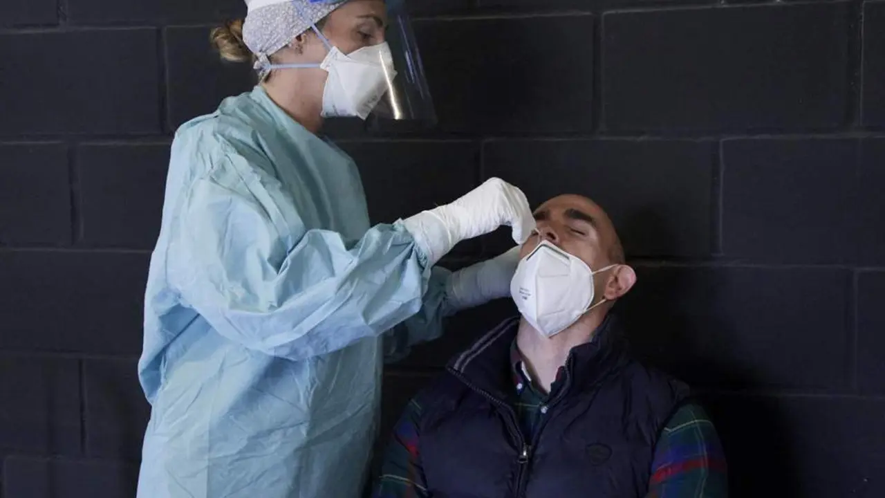 Sanitario hace un test. - EP