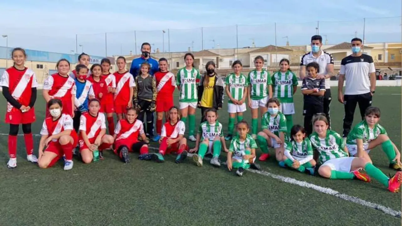 Los dos equipos posaron juntos tras un encuentro hist&oacute;rico - UDA