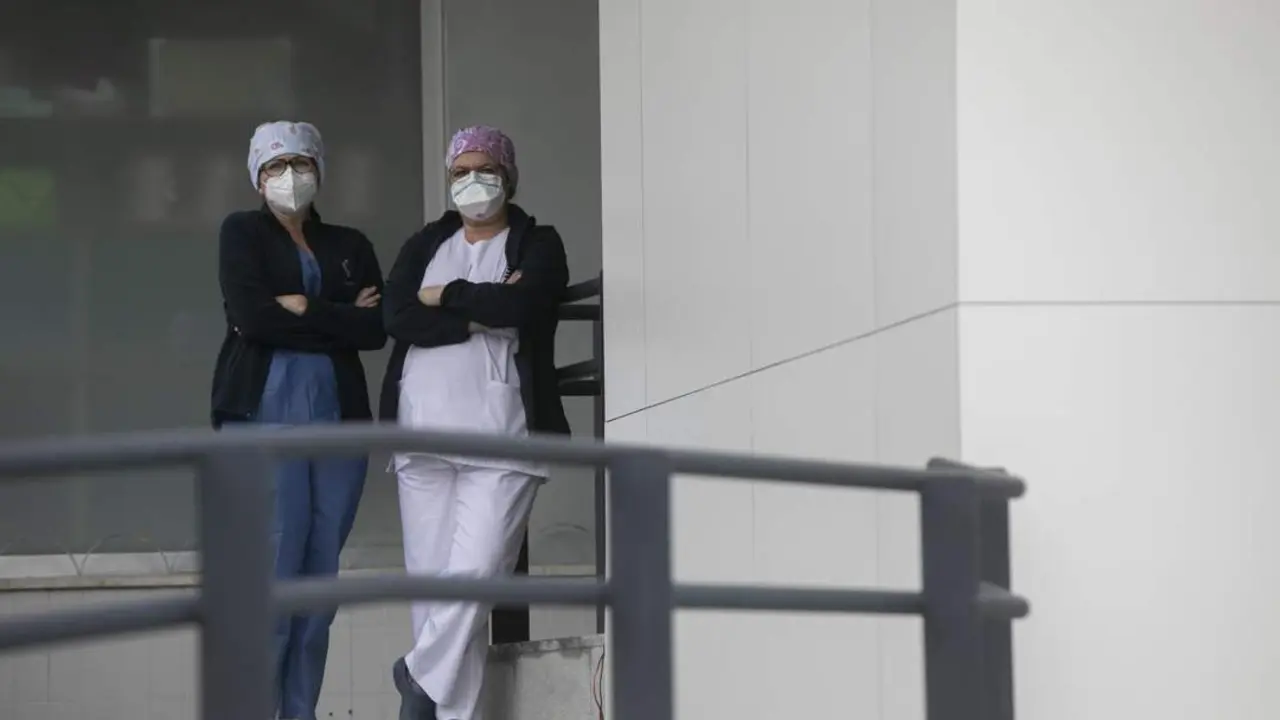 Personal sanitario en la entrada del Hospital Universitario Virgen Macarena.  - Europa Press