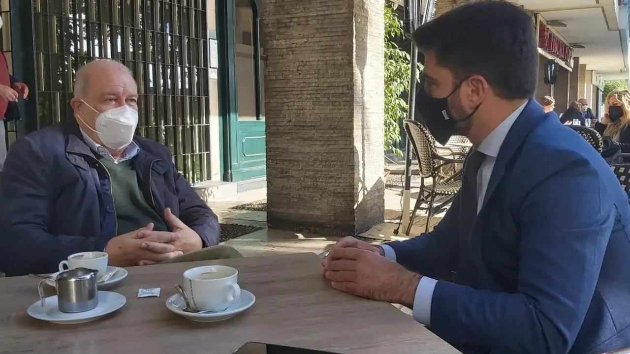 Juan Pedro &Aacute;lvarez Gim&eacute;nez conversa con Beltr&aacute;n P&eacute;rez. - Europa Press