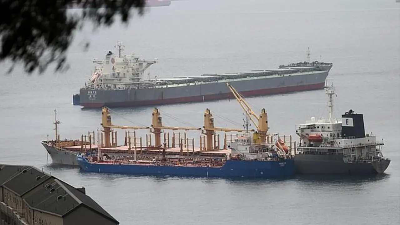 Dos barcos haciendo bunkering.- - EFE/Carrasco Ragel