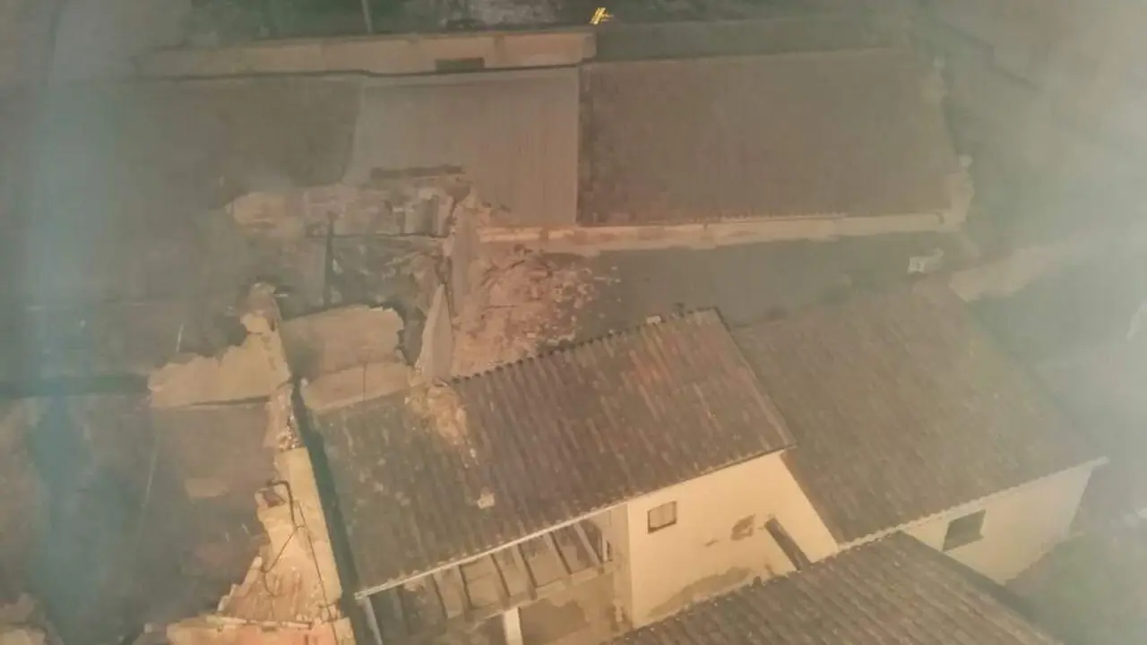 F&aacute;brica de cart&oacute;n incendiada en &Ograve;dena. - Twitter @BOMBERSCAT