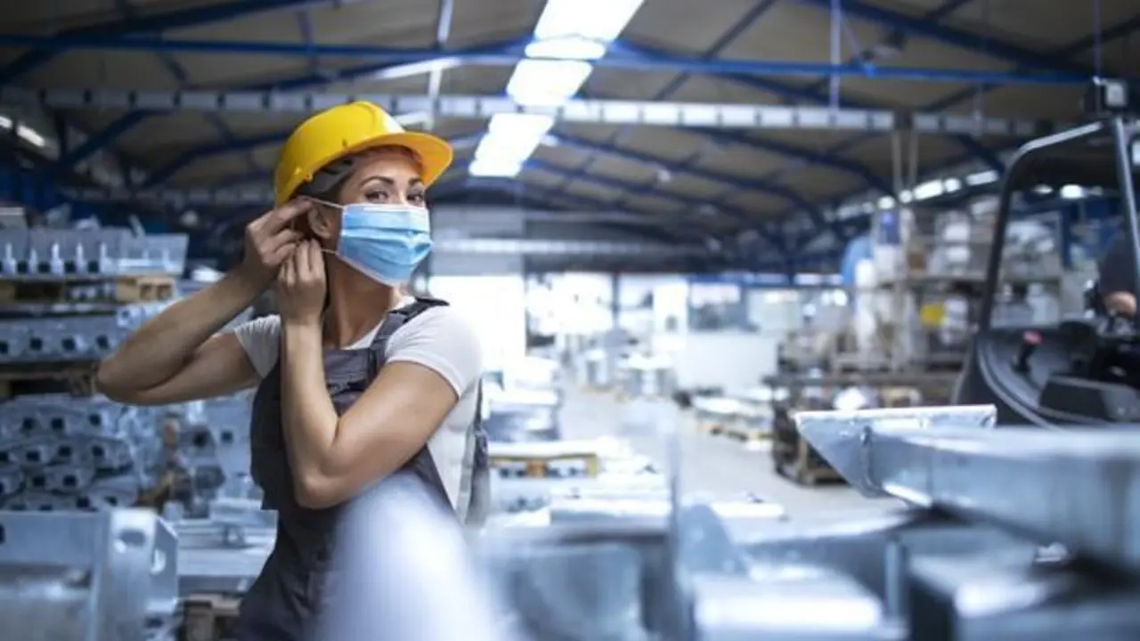 Trabajadora en una f&aacute;cbrica. - AI