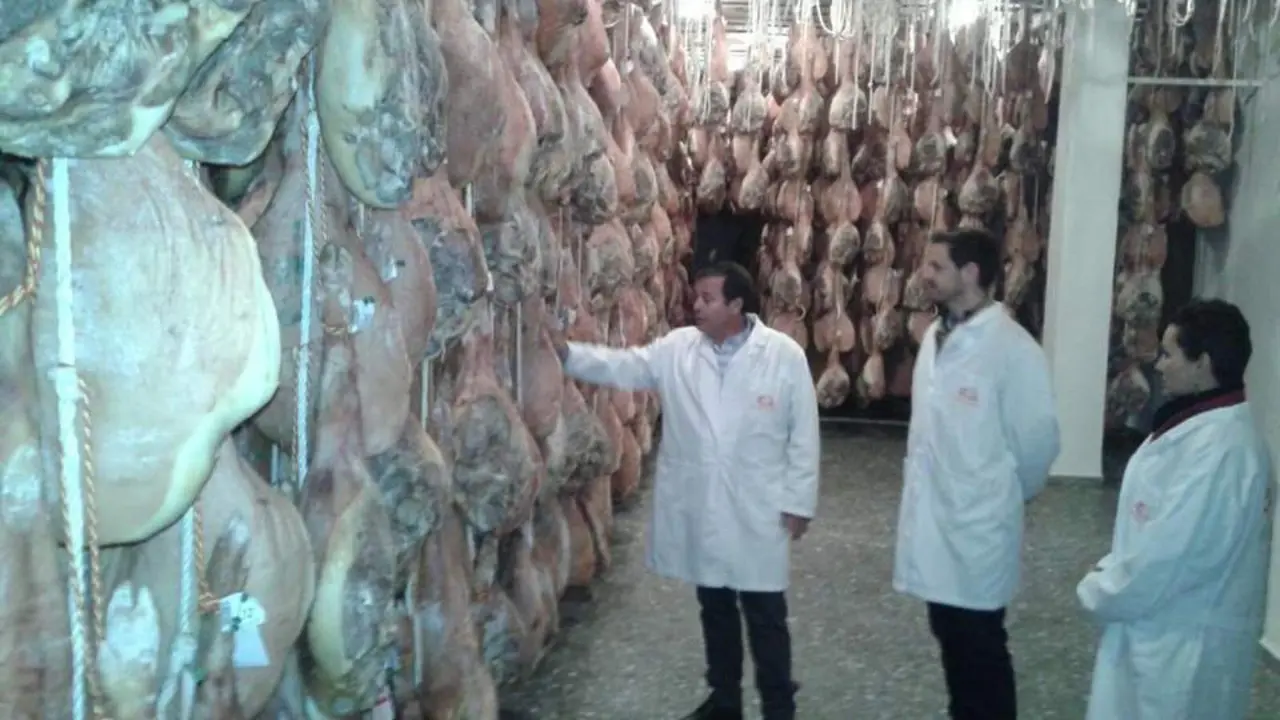 Jamones en Trev&eacute;lez. - Europa Press