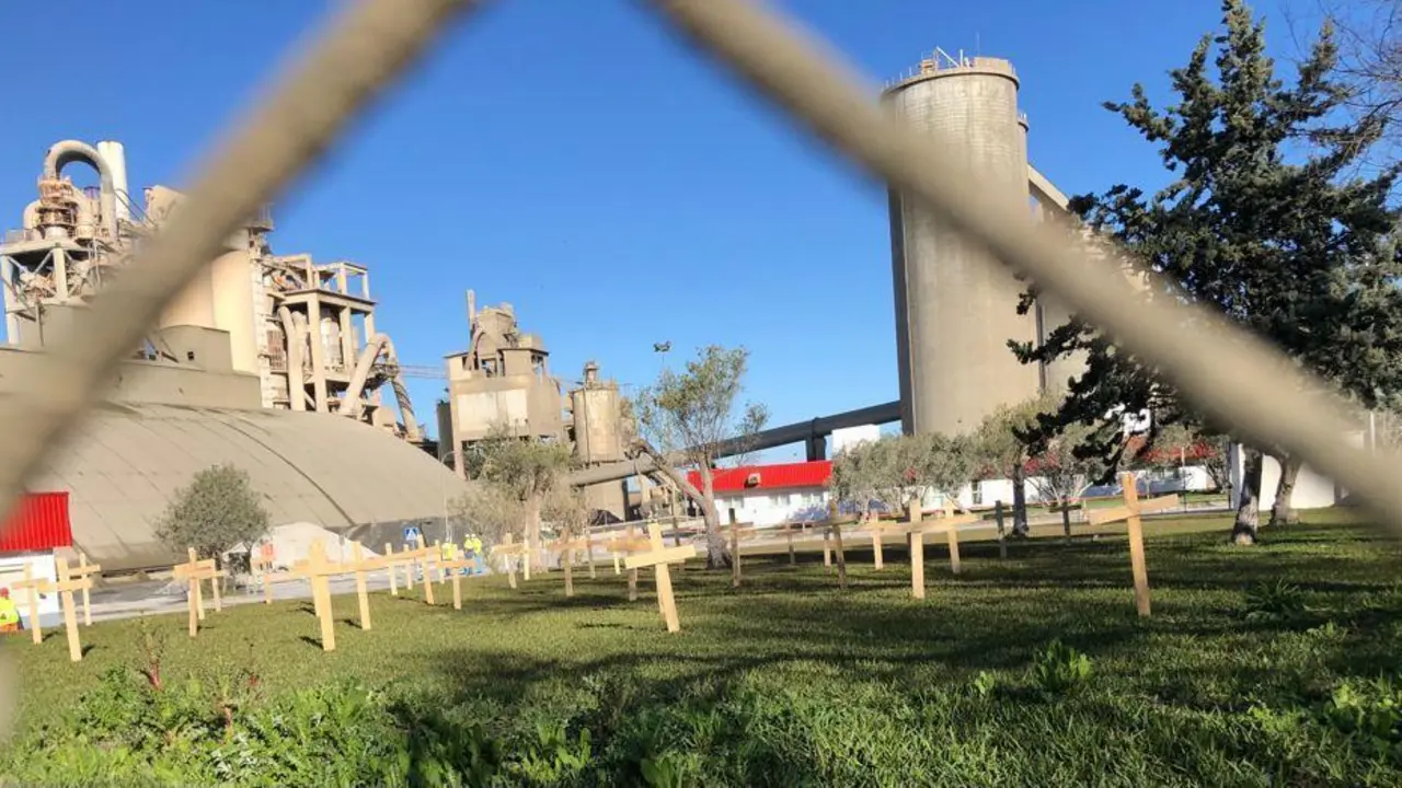 Los trabajadores escenifican la muerte de sus puestos de trabajo y de la f&aacute;brica.  - Viva