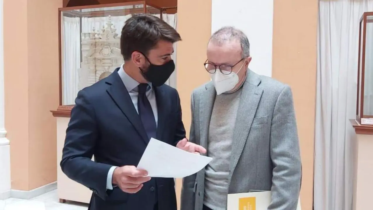El portavoz del PP en el Ayuntamiento de Sevilla, Beltr&aacute;n P&eacute;rez, y el concejal Jes&uacute;s G&oacute;mez Palacios. - PP