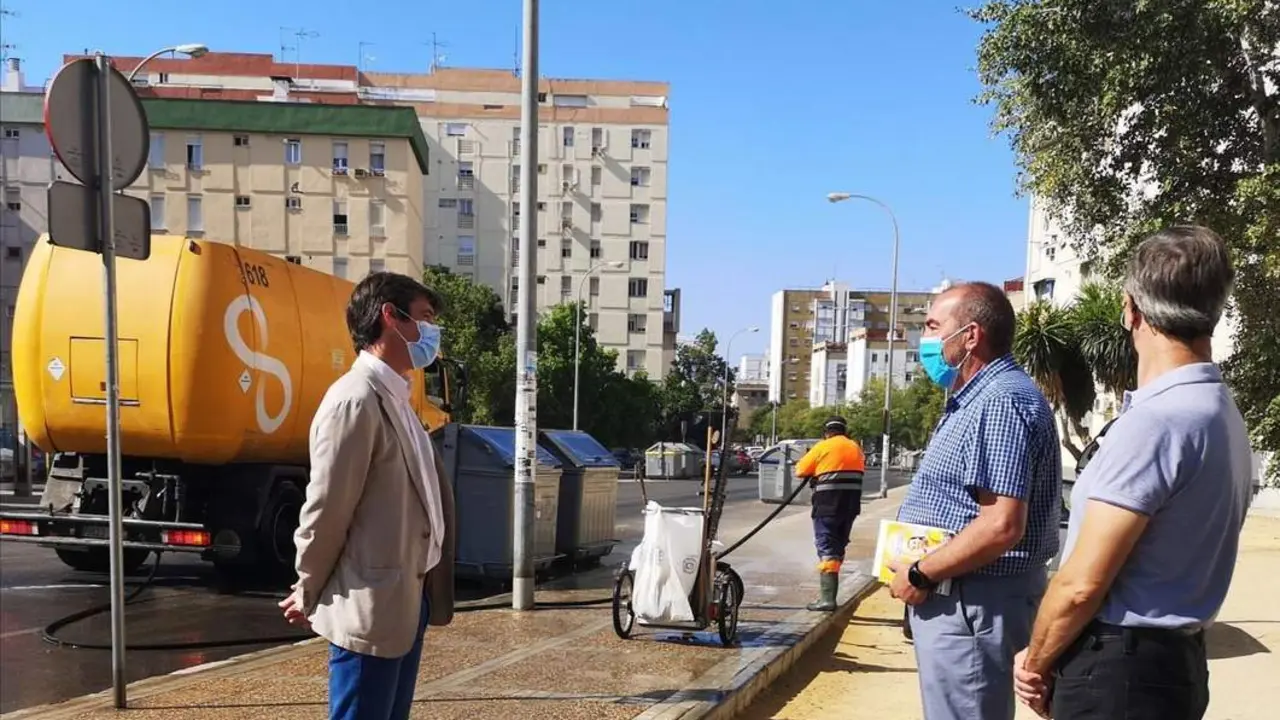 El concejal de Transici&oacute;n Ecol&oacute;gica, David Guevara, conversa con empleados de Lipasam. - Ayto