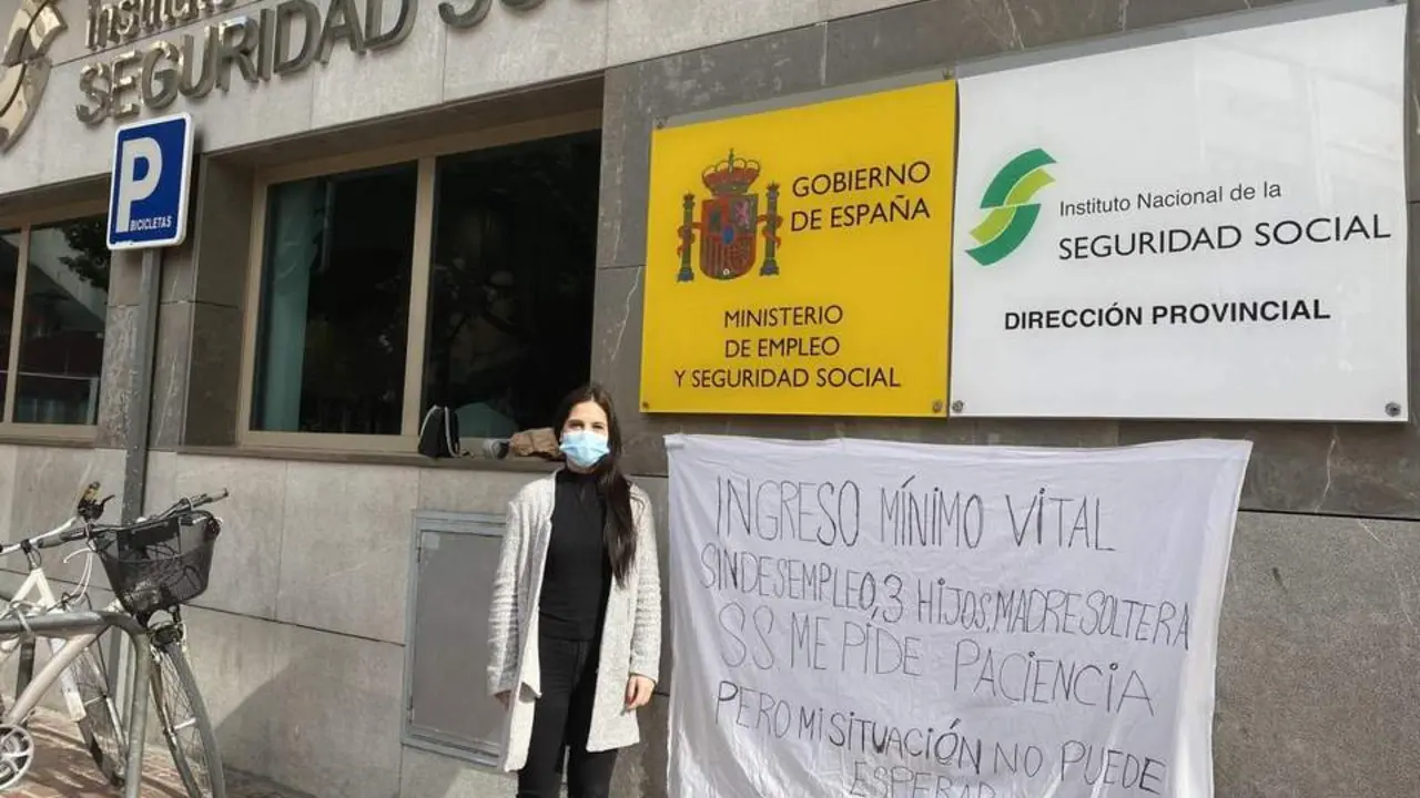 Cintia, a las puertas de la Seguridad Social en M&aacute;laga capital. - Alicia Matas