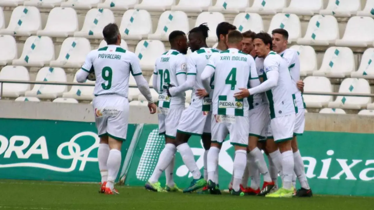 Los jugadores blanquiverdes celebrando el gol de Nahuel ante el Linares - C&oacute;rdoba CF