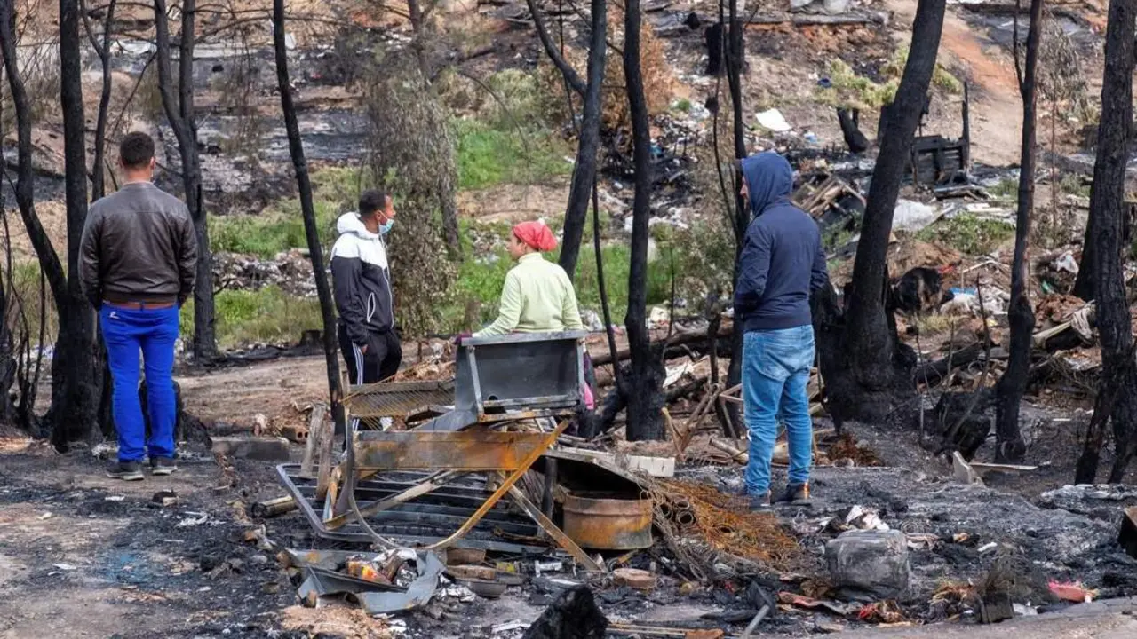 Desolaci&oacute;n en el asentamiento de Palos tras el fuego. - JULI&Aacute;N P&Eacute;REZ / EFE