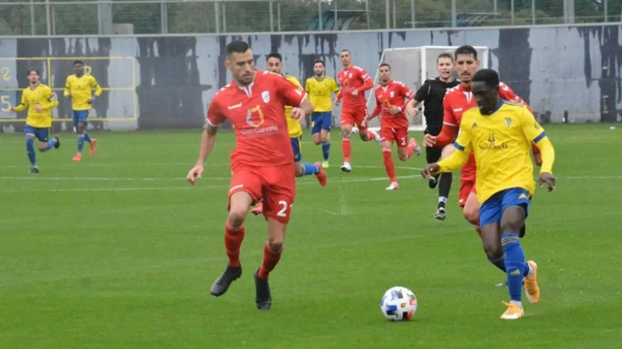 Una acci&oacute;n del partido C&aacute;diz B 2 - Tamaraceite 2 disputado en El Rosal - C&aacute;diz CF