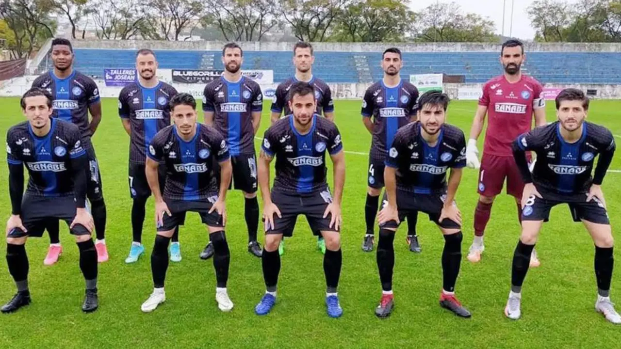 Antonio Jes&uacute;s -en el centro por abajo- en el once inicial del Xerez DFC en este derbi local - Xerez DFC