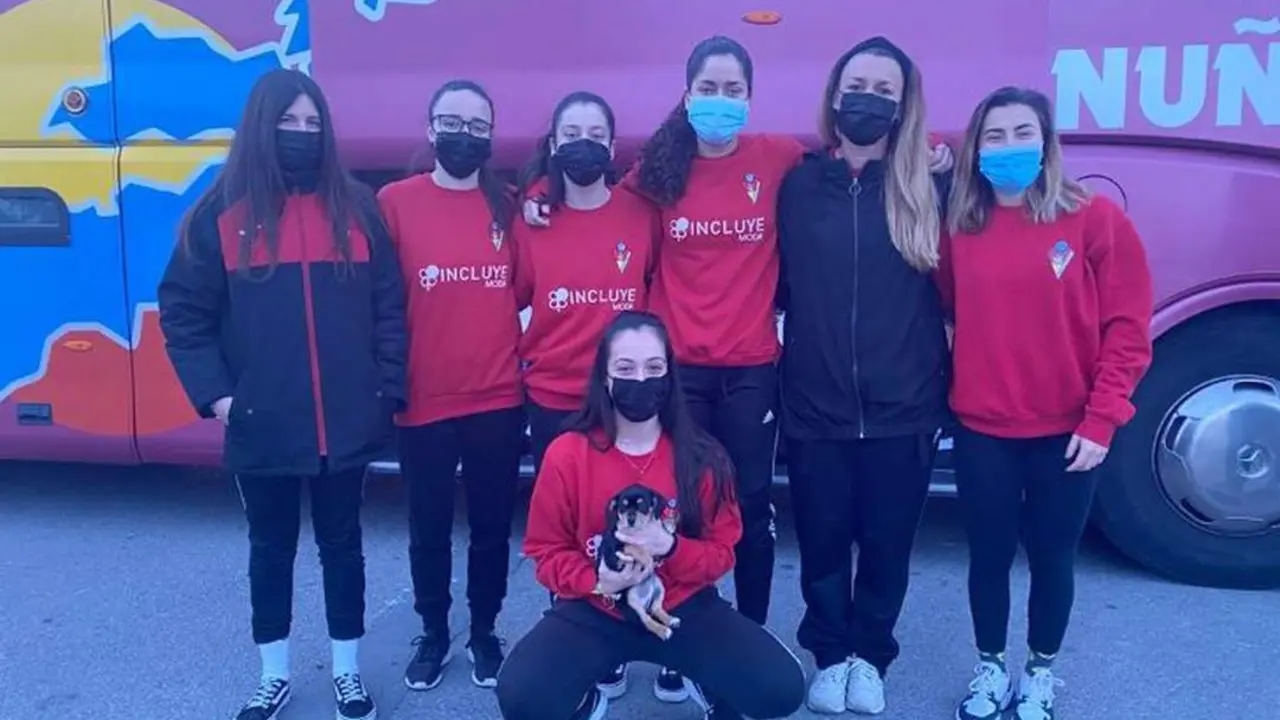 Las jugadoras del Belc&oacute;n Luci Feri Fanum antes de viajar hasta Adra posando con el &uacute;ltimo 'fichaje' - BLFF