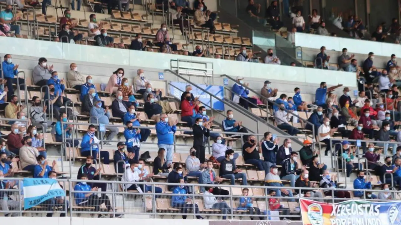 Aficionados azulinos en el partido frente al Rota. - xerezdfc.com