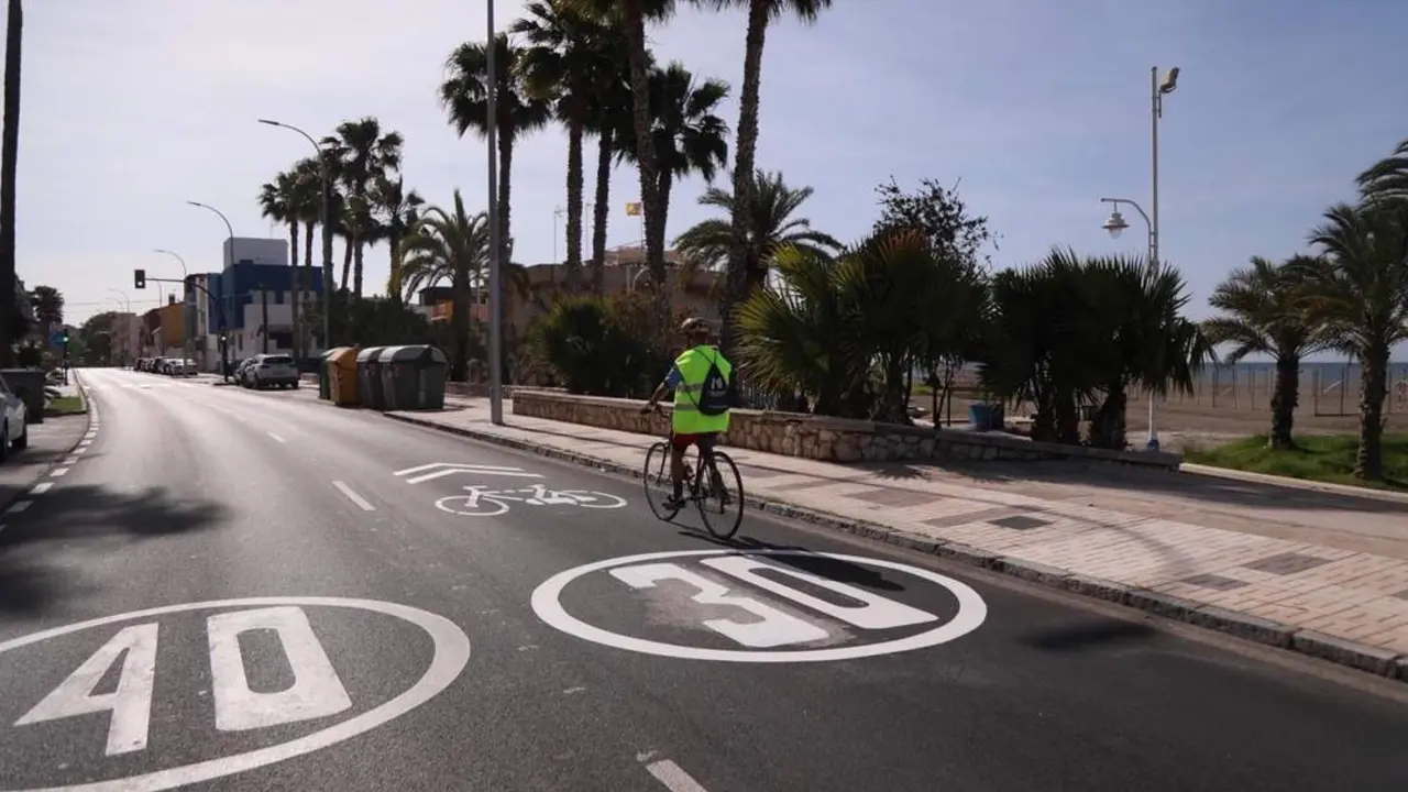 Imagen de archivo de un carril limitado a 30 kil&oacute;metros por hora en M&aacute;laga. - Ayuntamiento de M&aacute;laga