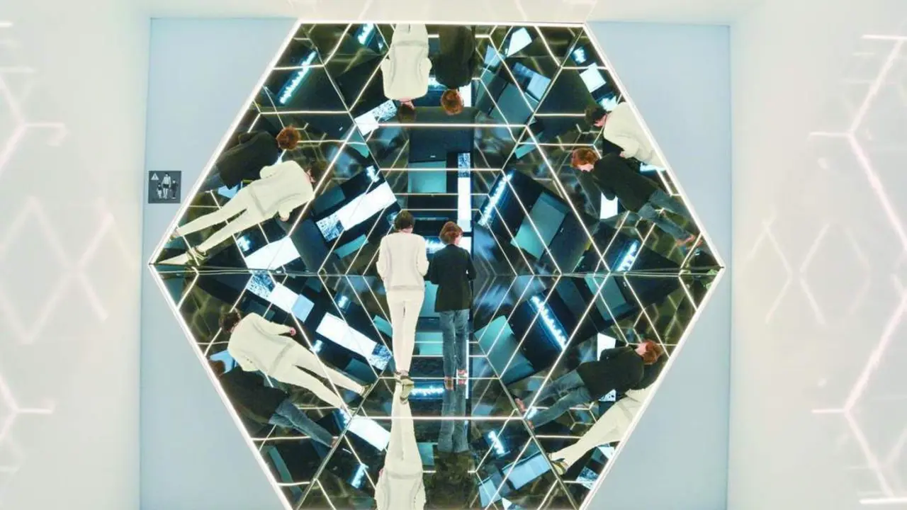 La exposici&oacute;n &ldquo;Espejos&rdquo; reflexiona sobre las matem&aacute;ticas y la luz en el espacio CaixaForum.  - Caixa