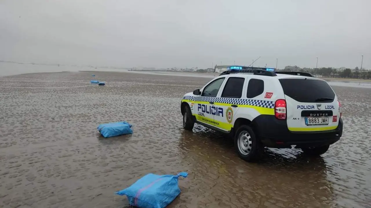Fardos de hach&iacute;s en la playa de Sanl&uacute;car. - Informaci&oacute;n.