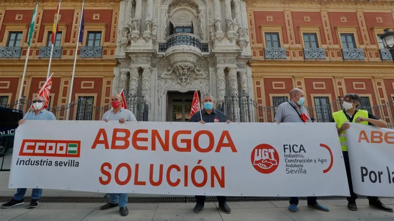 Protesta de trabajadores de Abengoa ante la sede del Gobierno andaluz. - EFE