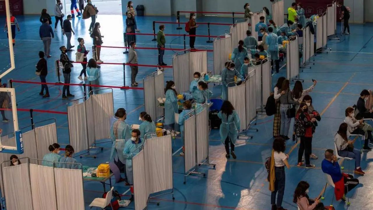 Vacunaci&oacute;n masiva de docentes en el complejo deportivo de la US en Los Bermejales. - Efe
