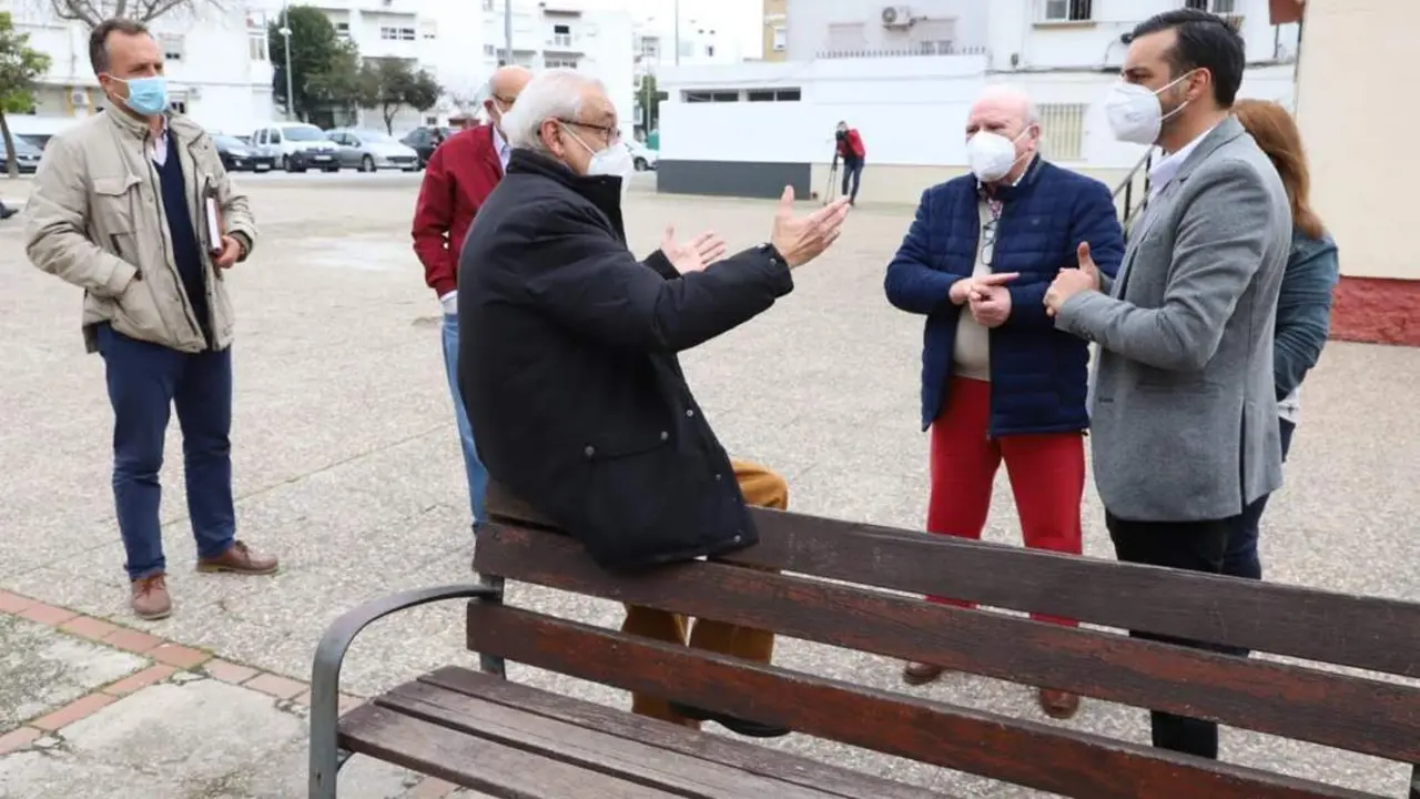 D&iacute;az en su visita a los vecinos de Las Torres - jerez.es
