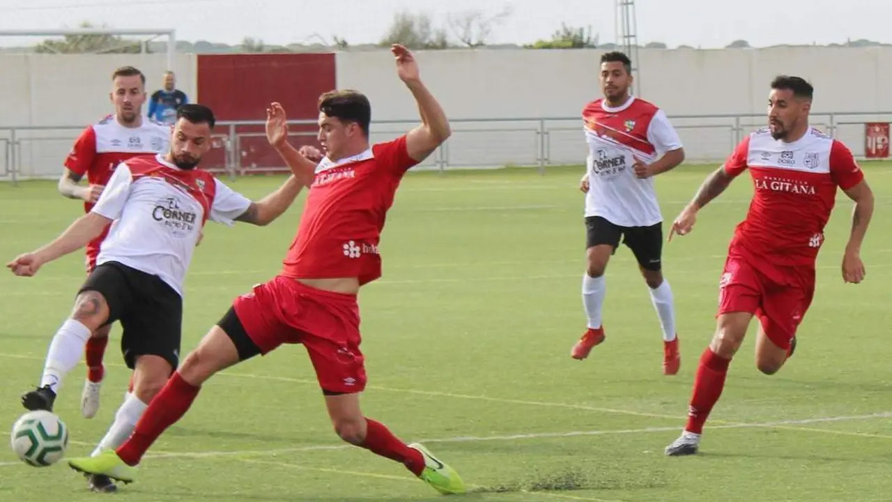 Adri Barba presiona a un jugador de la Rote&ntilde;a ante la mirada de Rober y Dani Castro - Ra&uacute;l J. Bustillos