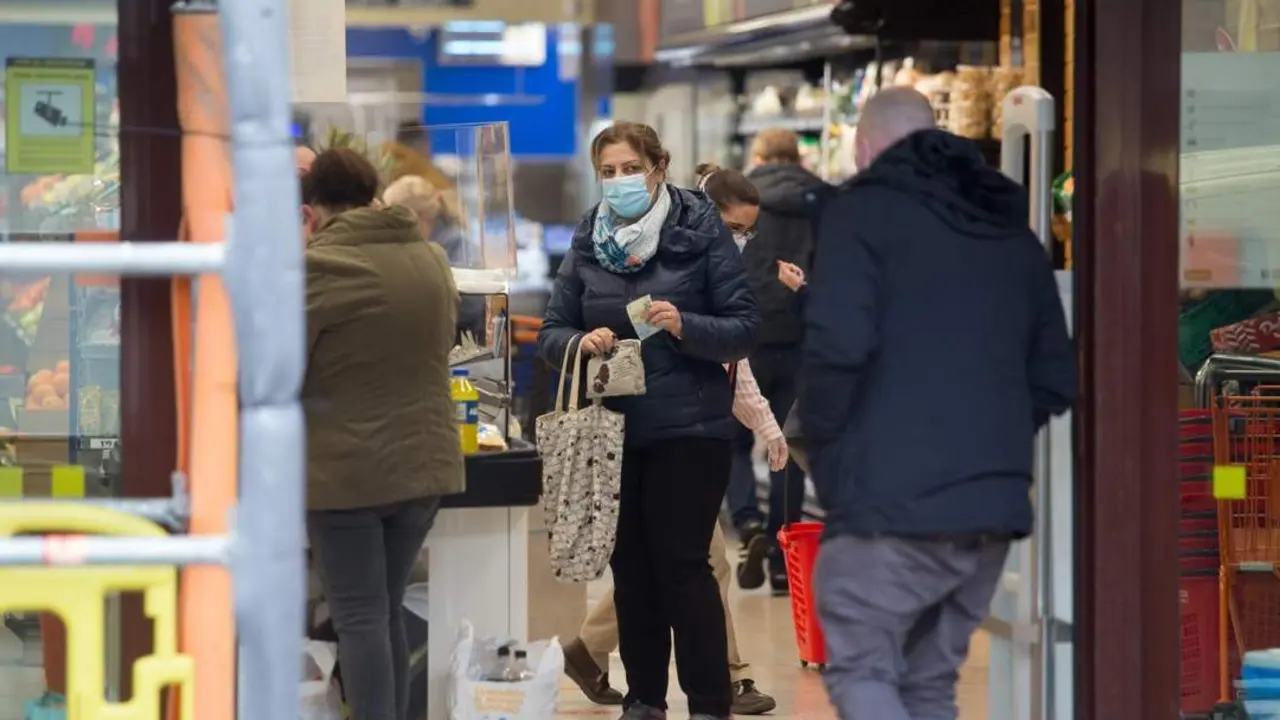 Cola en un supermercado. - Europa Press