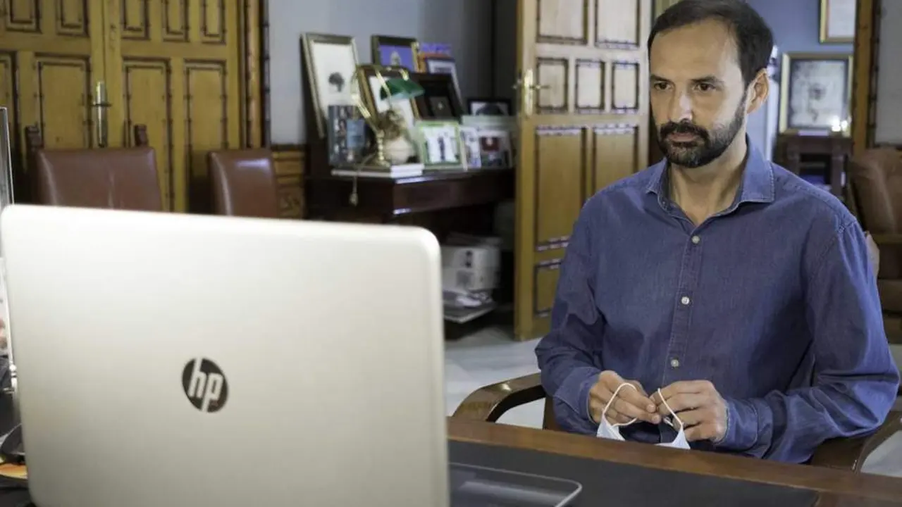 V&iacute;ctor Mora, presidente del Consorcio, siguiendo una reuni&oacute;n telem&aacute;tica - Nico Garc&iacute;a.