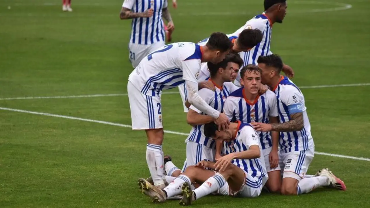 Futbolistas del Recre se abrazan tras la victoria ante el San Fernando. - TENOR