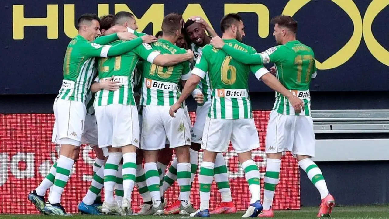 Los futbolistas del Real Betis celebran el tanto de Juanmi, que signific&oacute; la victoria ante el C&aacute;diz en el Ram&oacute;n de Carranza. - efe
