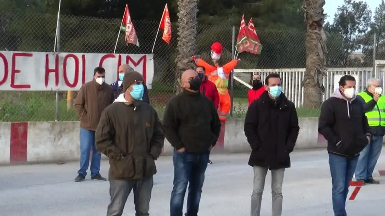 Negociaci&oacute;n a contrarreloj para evitar los despidos en Holcim en Jerez