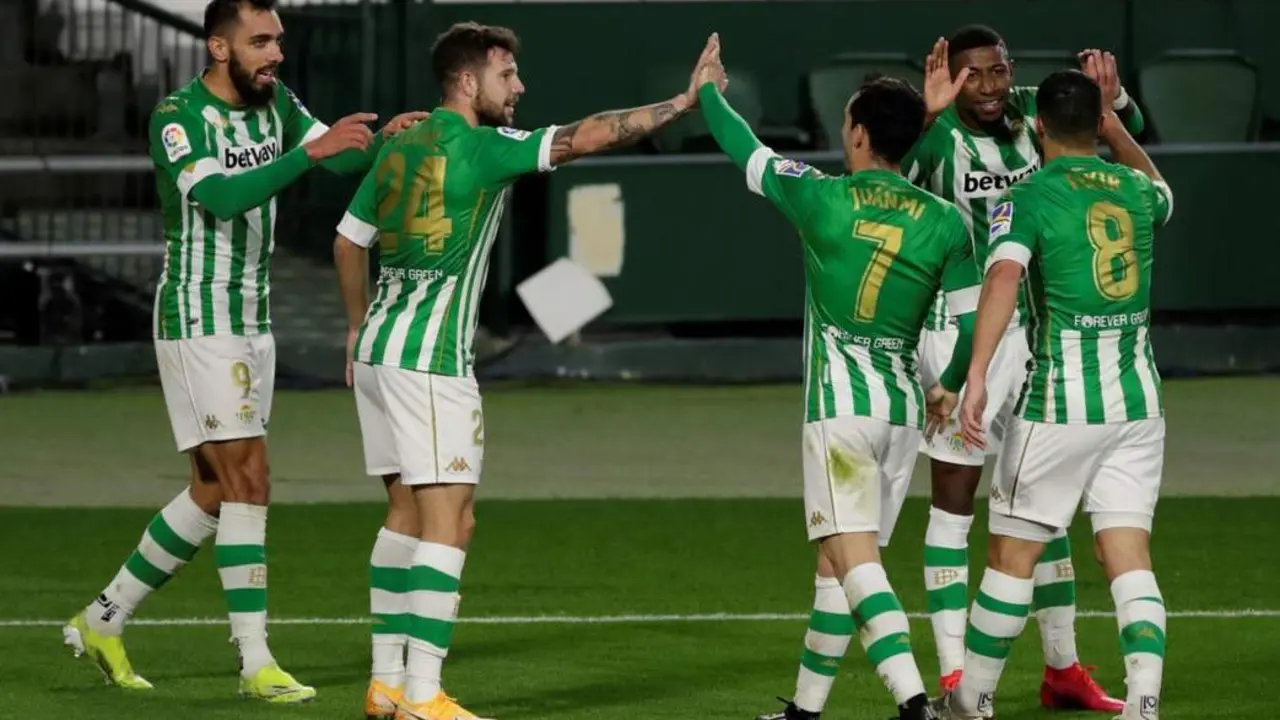 Varios futbolistas del Real Betis celebran un gol anotado al Bar&ccedil;a. - efe
