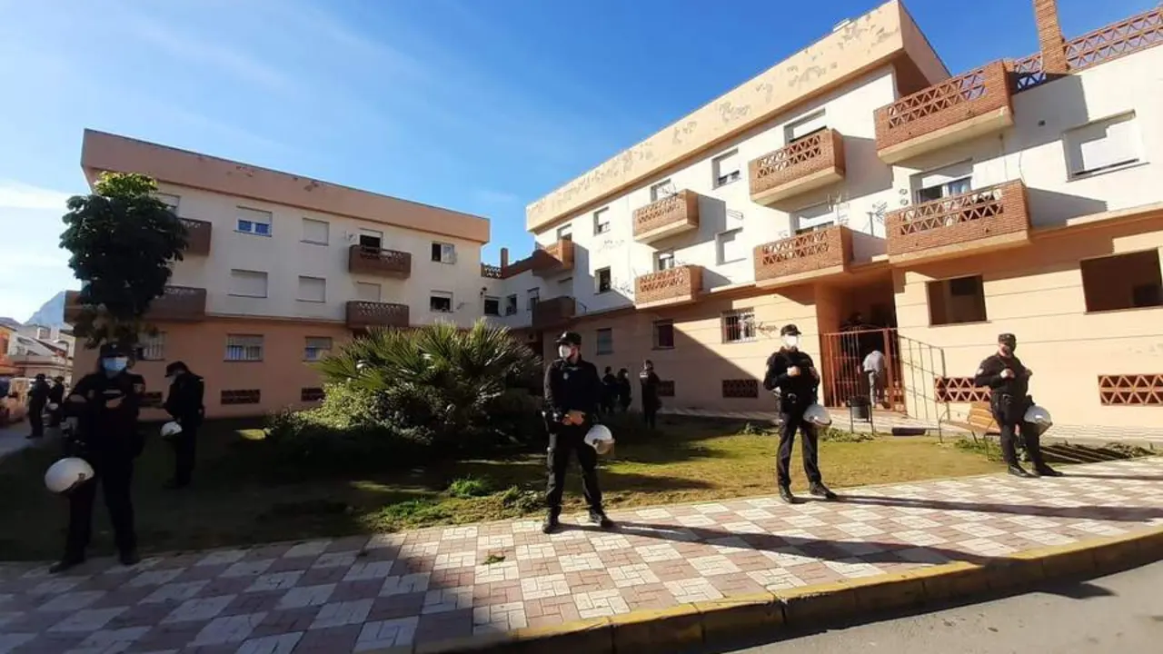 Polic&iacute;as custodian las viviendas de El Patio, en La L&iacute;nea, que iban a ser desalojadas. - AI