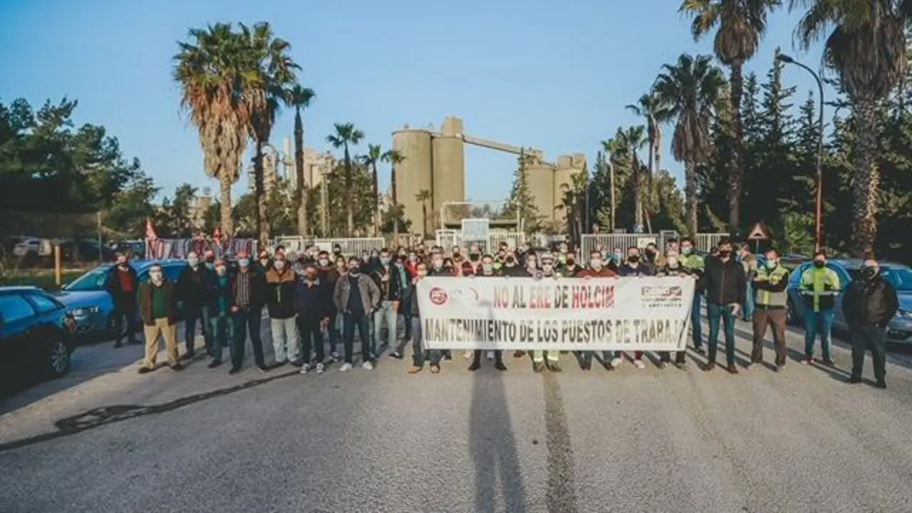 Los trabajadores concentrados este s&aacute;bado a las puertas de la f&aacute;brica.  - Cristo Garc&iacute;a