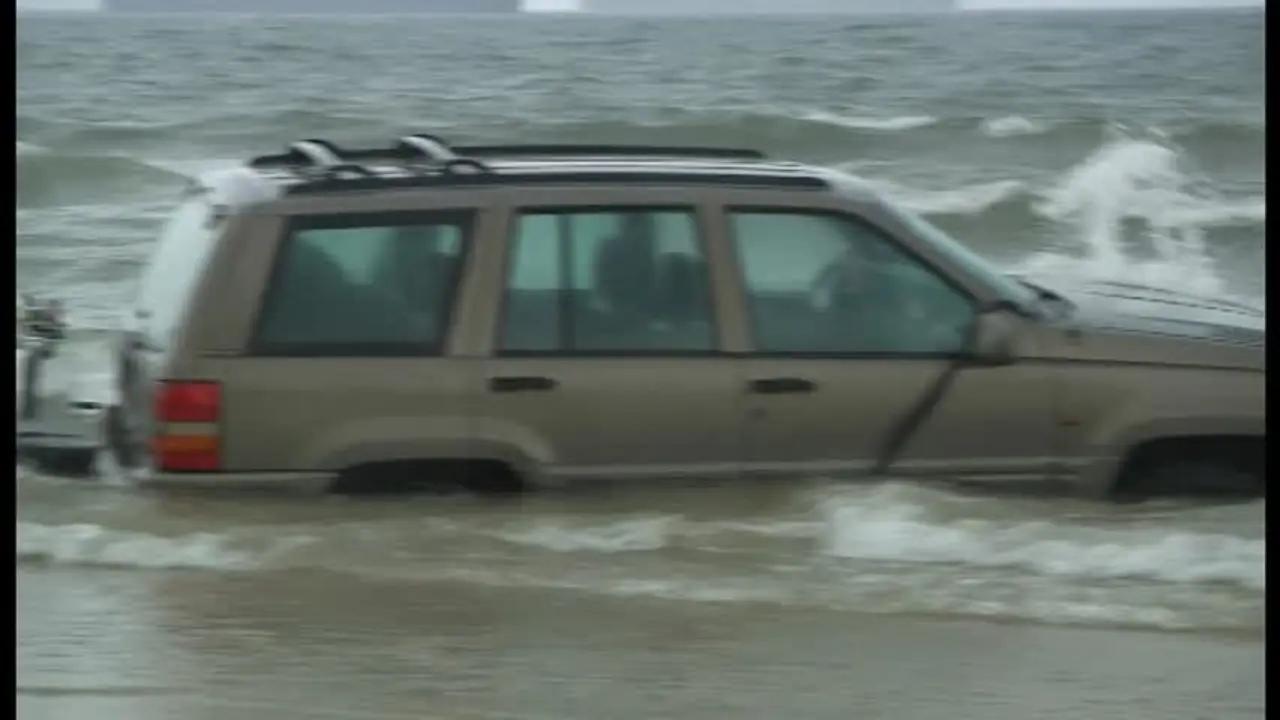 Abandonado en la orilla: un todoterreno ba&ntilde;ado por las olas en Algeciras