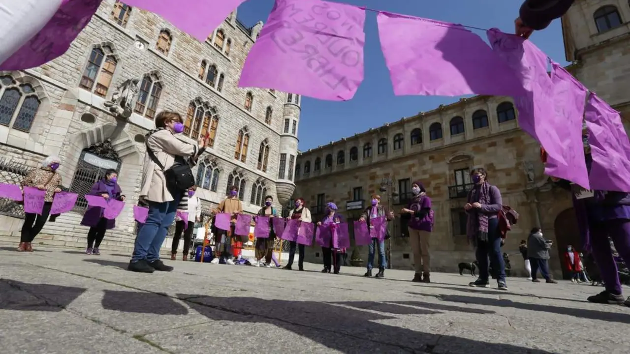 Mujeres participan en una performance que rinde homenaje a las mujeres leonesas. - EP