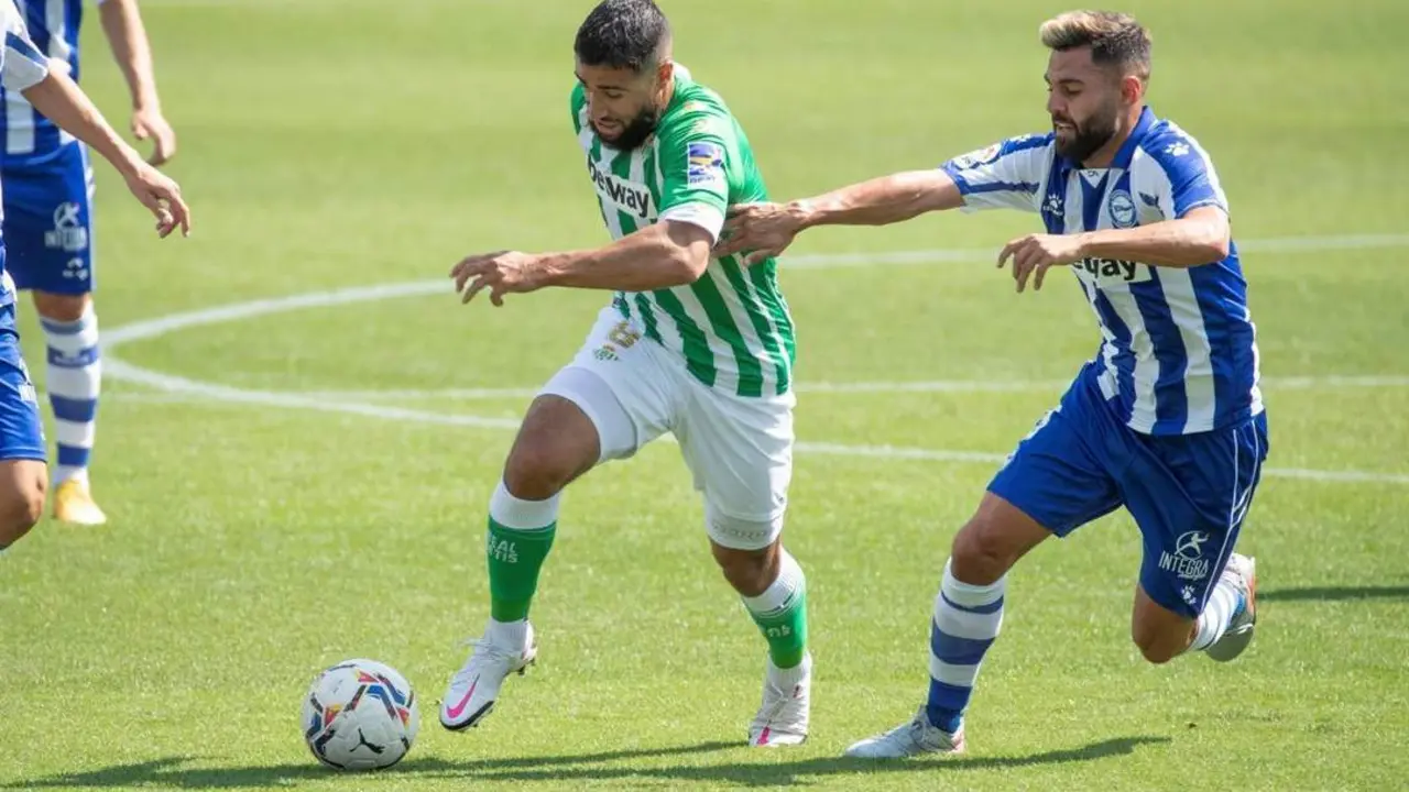 El extremo del Real Betis, Nabil Fekir,  durante el encuentro de la primera vuelta contra el RCD Alav&eacute;s. - efe