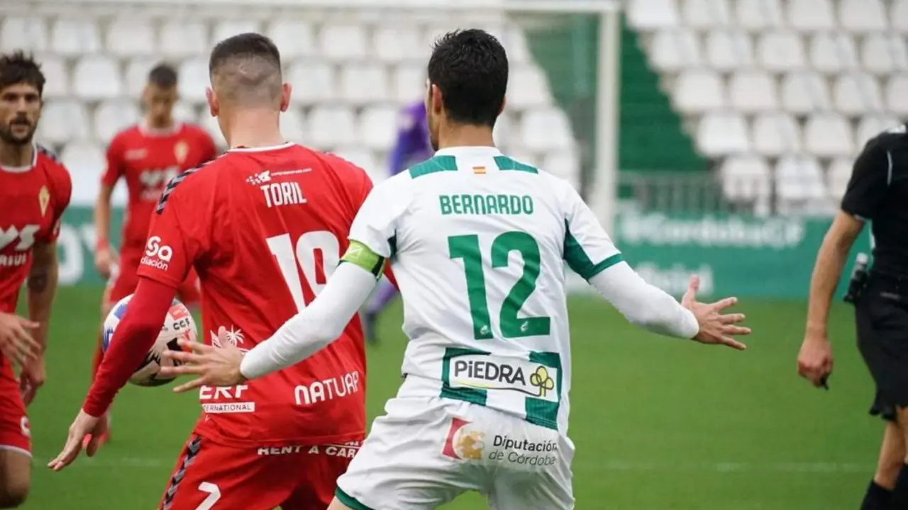 Alberto Toril controla un bal&oacute;n de espaldas ante Bernardo Cruz  - | Real Murcia